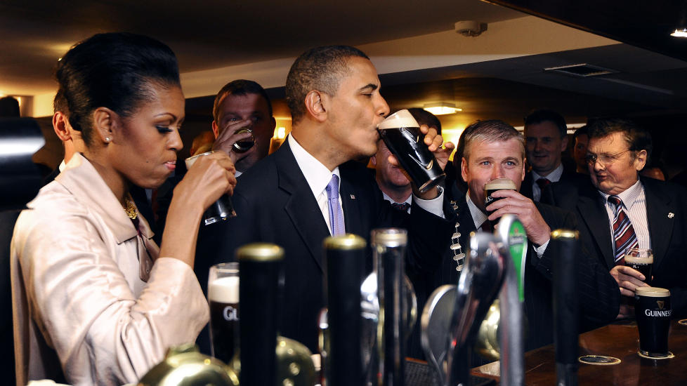  HASTER VIDERE:  USAs president Barack Obama haster videre fra Irland til London allerede i kveld av frykt for � bli landfast under en askesky. Her fra dagens bes�k i den irske landsbyen Moneygall der presidentens tipp tipp tippoldefar Falnmouth Kearney kommer fra. Fru Michelle Obama virker skeptisk til det m�rke, irske velskomst�let. FOTO: JEWEL SAMAD, AFP/SCANIX.