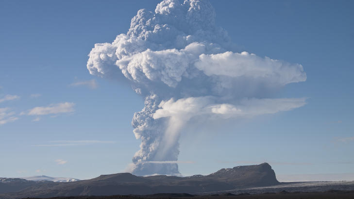  SKAPER KAOS:  Askeskyen som stiger opp fra Grimsvatn skaper store problemer i flytrafikken i Norge, og uenighet mellom flyselskapene og Avinor. Foto: REUTERS/Ingolfur Bruun