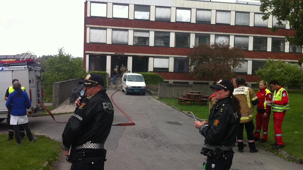 EKSPLOSJON: To vaktmesteret ansatt ved Universitetet i �s er fraktet til sykehus etter at en lettantennelig syre eksploderte da de skulle demontere et avtreksrom. P� bildet, politiets innsatsleder Ronny Samuelsen. Foto: Espen R�st/Dagbladet