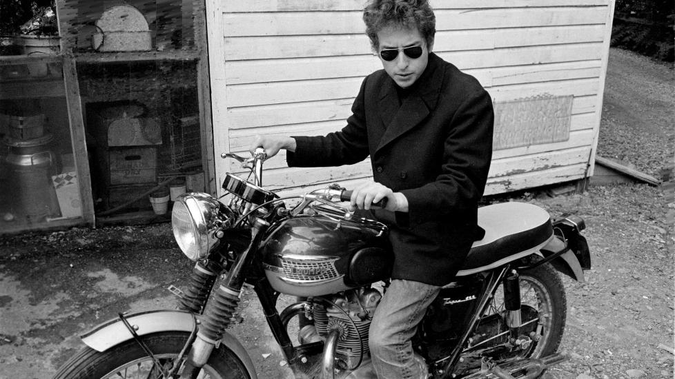 Freewheelin': Det skulle bli en motorsykkelulykke i 1966 som fikk Dylan til � trekke seg tilbake fra rampelyset, og sl� seg til ro med familien i Woodstock, New York.