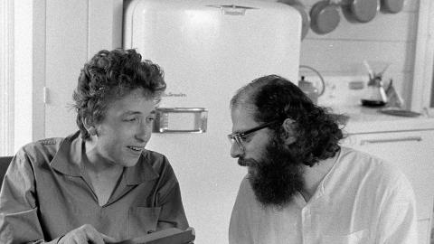 Let's stick together: Beatpoeten Allen Ginsberg kom ofte p� bes�k til Woodstock, dette bildet er fra 1964..
