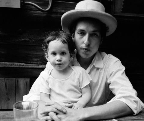 In the summertime: Dylan med s�nnen Jesse.