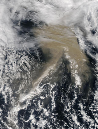  SATELLITTBILDE:  Et bilde fra NASA viser hvordan asken stiger opp fra Grimsv�tn-vulkanen p� Island. Foto: (AP Photo/NASA)