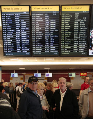  INNSTILT:  Passasjerer p� flyplassen i Edinburgh m�tte erkjenne at en lang rekke avganger ble innstilt. Foto: REUTERS/David Moir