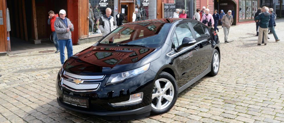 OPPMERKSOMHET: Det er tydelig at folk har ventet p� Volt/ Ampera. Uansett hvor vi parkerte, flokket det seg nysgjerrige folk rundt bilen. Foto: ANDREAS HANDELAND