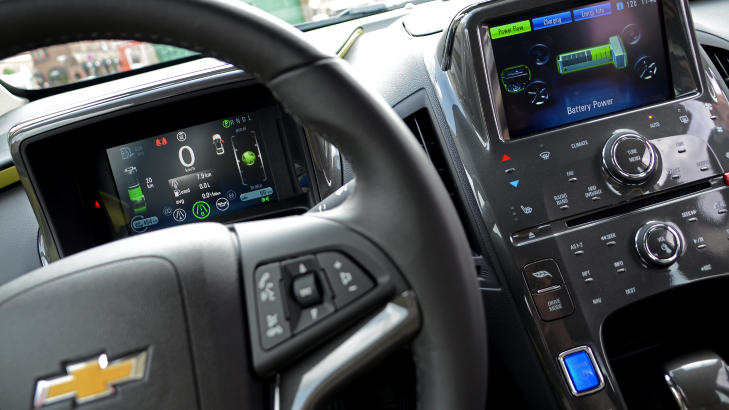 TEKNOBOMBE: Chevrolet Volt er en utrolig avansert bil, og en dr�m for gadget-frelste. Det finnes nesten ikke grenser for hva som kan styres fra skjermene i f�rersetet. Litt mye hardplast p� dashbordet, samt en gigantisk girspak, �delegger litt av det positive inntrykket. Foto: ANDREAS HANDELAND