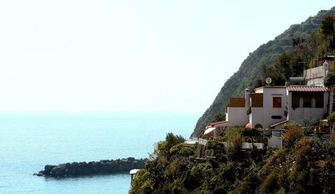 ISCIA: Det er ikke s� mye blest om Ischia i Norge, men faktum er at millioner av turister str�mmer til �ya hvert eneste �r Foto: FRANCESCO PISCHETOLA/AFP/SCANPIX