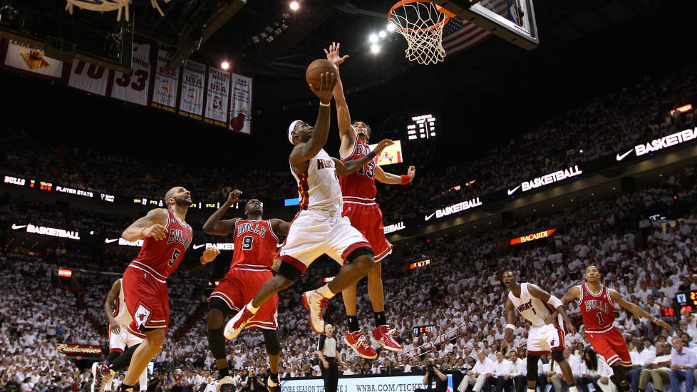 36 POENG: Her suser LeBron James (nummer 6) fram i kjent stil for Heat mot Bulls. Foto: Mike Ehrmann/Getty Images/AFP