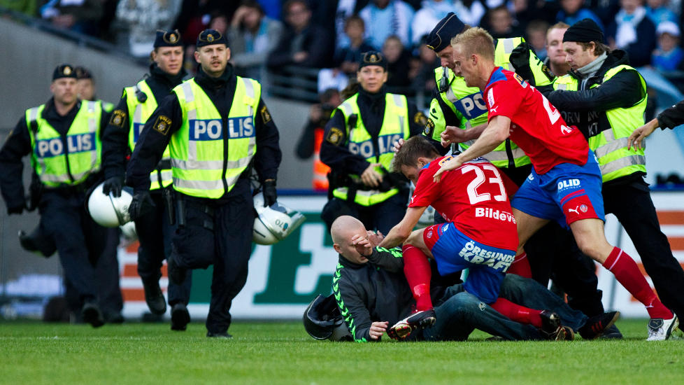 KAN SKJE I NORGE: Selv om tribunevolden er verre i Sverige, er det ikke umulig at vi kan oppleve episoder som den i Malm� i g�r kveld ogs� i Norge. 
 Foto: Andreas Hillergren, Scanpix
