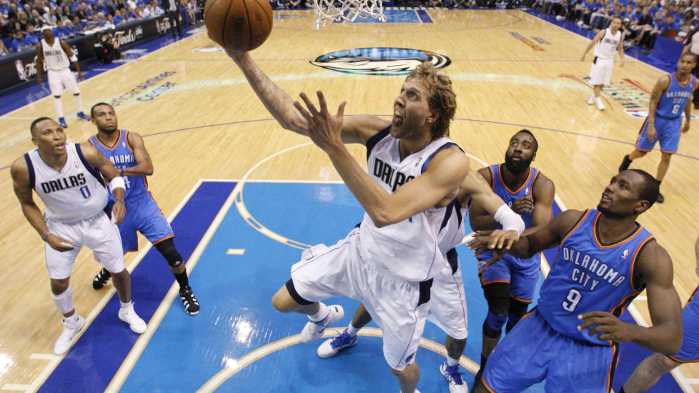TUNGA RETT: Dallas Mavericks'  2,13 meter h�ye tysker Dirk Nowitzki p� vei mot kurven under kampen mot Oklahoma City Thunder. Mavericks vant 4-1 i kamper i Western Conference-finalen. Foto: Tony Gutierrez, AP/Scanpix