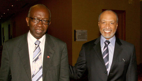 ETTERFORSKES: Mohamed bin Hammam (t.h.) og Jack Warner. Foto: AP/Shirley Bahadur/Scanpix