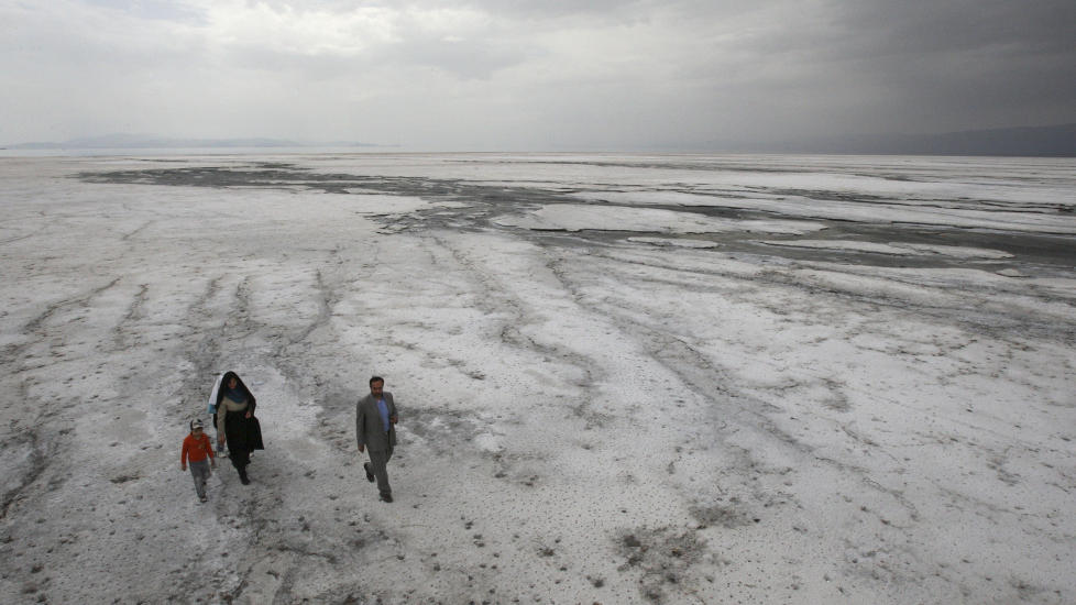 EN ENDEL�S �RKEN AV SALT: Denne iranske familien trenger ikke overnaturlige egenskaper som evnen til � g� p� vannet, for � krysse innsj�en Orumieh. De kan g� t�rrskodd over den, for n� er det nesten bare salt igjen. Foto: VAHID SALEMI/AP