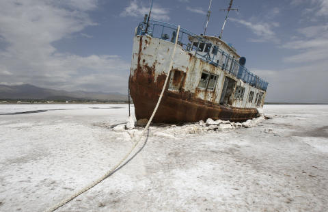 TURISTN�RINGEN ER BORTE: B�tturene p� innsj�en var popul�re. Foto: VAHID SALEMI/AP