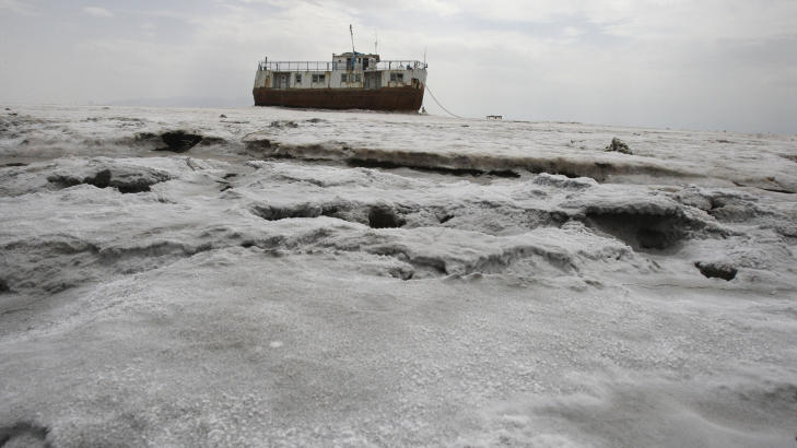 IKKE SN� OG IS: Det kan se ut som denne b�ten er kj�rt fast i sn� og is, men det er faktisk salt. Foto: VAHID SALEMI/AP