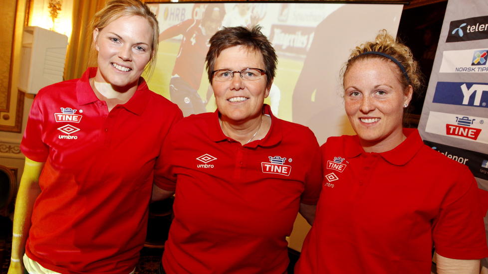 LADER OPP: F.v.: keeper Ingrid Hjelmseth, landslagssjef Eli Landsem og utespiller Isabell Herlovsen. De norske spillerne f�r uvante forhold med fulle tribuner under VM i Tyskland.Foto: H�kon Mosvold Larsen / Scanpix