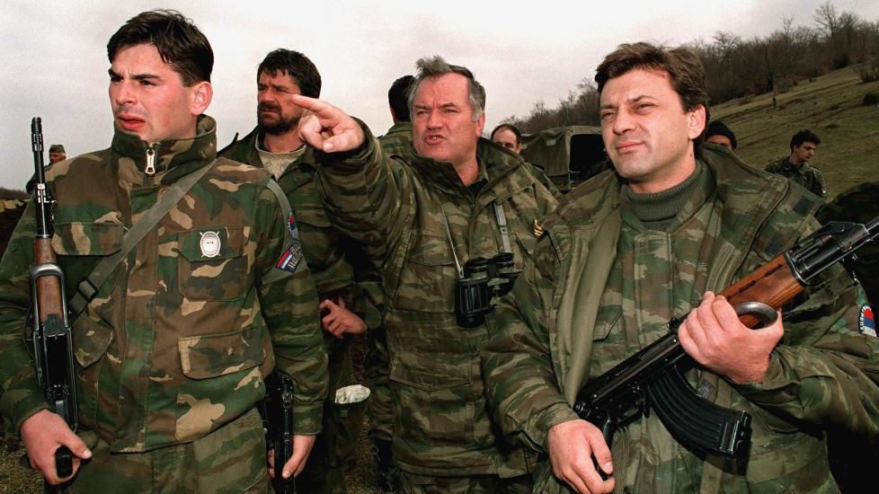 ARRESTERT: Ratko Mladic (i midten) hevdet han het Milorad Komadic da han torsdag ble arrestert av myndighetene i Serbia. N� venter krigsforbryterdomstolen i Haag. Foto: Emil Vas/AP
