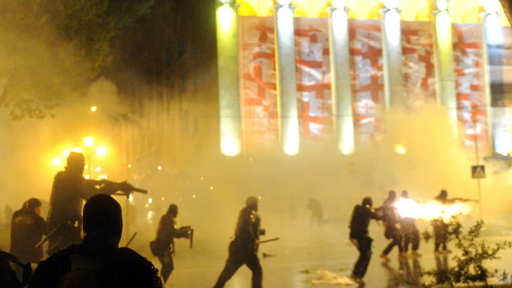 Sjansel�se: Sikkerhetsstyrkene til president Saakasjvili var totalt overlegne demonstrantene b�de i antall og utstyr. Foto: AFP