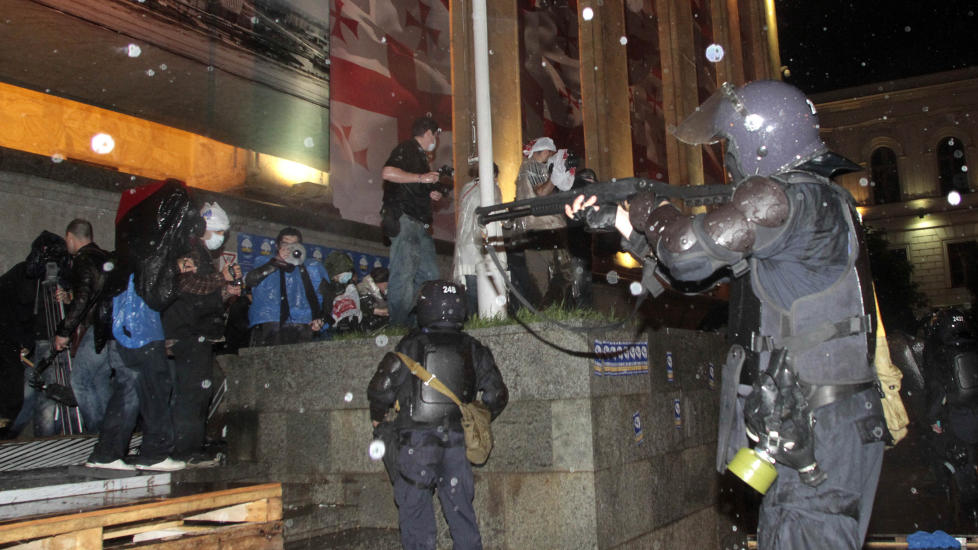 Angrep: Georgisk politi ghikk til angrep p� demonstranter utenfor parlamentsbygningen i Tblisi. Foto: AP/George Abdaladze