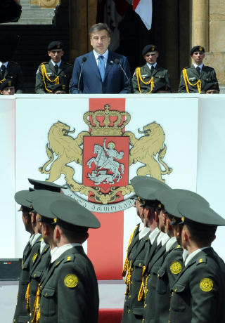 Parade: President Mikheil Saakashvili holdt tale p� nasjonaldagen i dag. En millit�rparade markerte landets uavhengighet fra Russland. AFP PHOTO / VANO SHLAMOV
