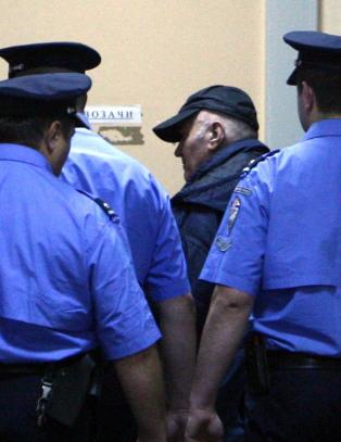 Ratko Mladic (69) f�rt inn i rettslokalet i Beograd