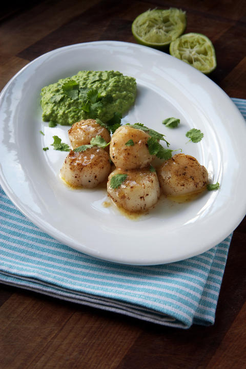 Lukt av Thailand: Disse kamskjellene dufter deilig av lime, og ertepureen er piffet opp med karripasta.