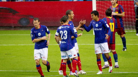 VIF-BARCELONA: VIF-spillerne jubler sammen med Harmeet Singh (th) etter at Singh scoret p� straffe under treningskampen mellom V�lerenga og Barcelona i fjor sommer. Foto: Kyrre Lien / Scanpix