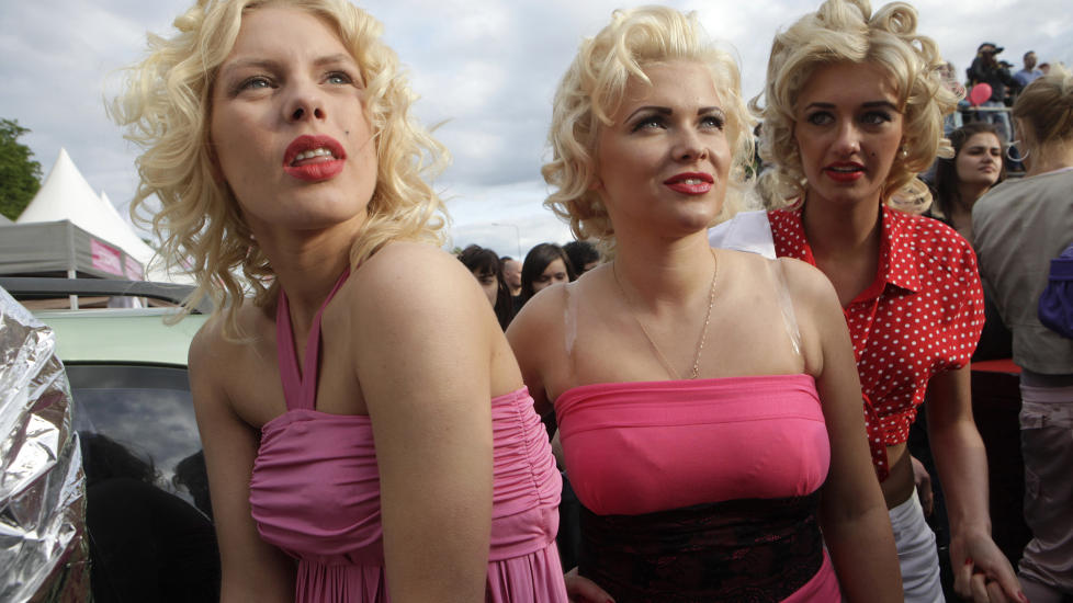 BLONDINER: Disse kvinnene deltok i Marilyn Monroe-look-a-like-konkurransen under festivalen �Go blonde!� i Riga i dag. Foto: REUTERS/Ints Kalnins/Scanpix
