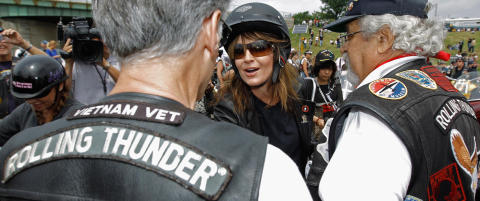 Her starter MC-Palin sin mystiske turné