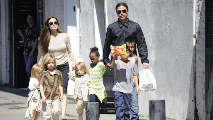 STORFAMILIE: Vivienne (snart 3) (f.v.), Shiloh (5), mamma Angelina Jolie, Knox (snart 3), Zahara (6), Pax (7) (foran), Maddox (9) og pappa Brad Pitt. Foto: Stella Pictures