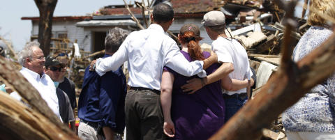 Obama bes�kte tornado-ofrene i Joplin