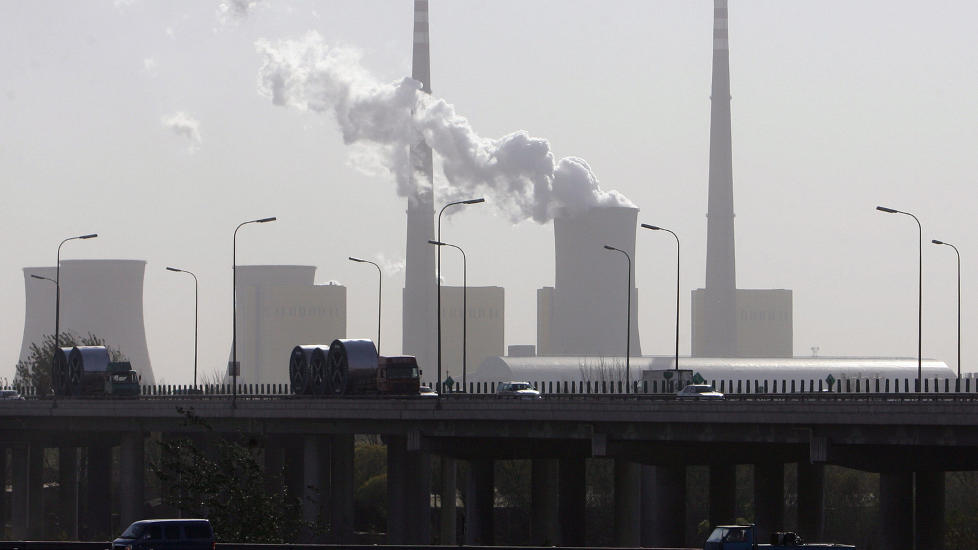 CO2: Beregninger viser en �kning i CO2-utslippene p� 1,6 gigatonn. Det er den h�yeste utslipps�kningen p� ett �r hittil. Her illustrert med et bilde fra Beijing. Foto: AFP/Frederic J. BROWN