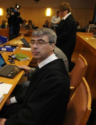 - Jeg bef�lte brystene hennes. Det var veldig dumt