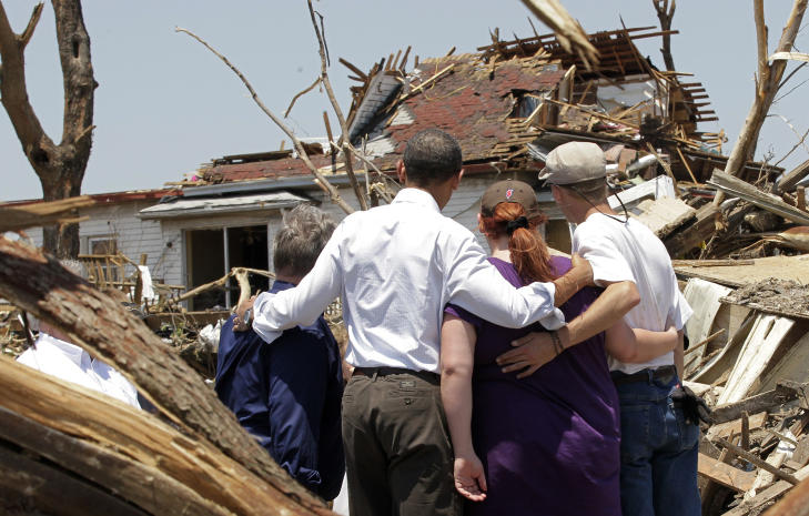 PRESIDENTENS ST�TTE: President Barack Obama bes�kte i g�r de tornadorammede i byen Joplin Foto: J. Scott Applewhite / AP / Scanpix