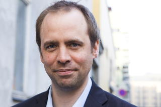 BER REDAKT�RENE RYDDE OPP: Stortingspolitiker Arild Stokkan-Grande (Ap) er sterkt kritisk til at journalister deltar i nettverk med form�l � bygge opp og gj�re andre kvinner i pr-bransjen og politikken sterkere. N� ber han redakt�rene rydde opp. Foto: Berit Roald / Scanpix