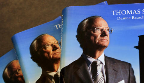 STARTET LEVENET: Forfatterne av den kontroversielle boka �Den motvillige monarken� hevder blant annet at Carl Gustaf ved to spesifike anledninger har bes�kt stippeklubber i Atlanta og Slovakia. Kongen skal ogs� ha deltatt p� strippeklubber og nakenfester i Stockholm. Foto: Jessica Gow / Scanpix