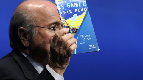 FAIR PLAY: - Jeg tviler p� om alle FIFA-representanter har lest Fair Play-reglene. Det er ikke s� vanskelig, sa Blatter h�nlig. Foto: AFP/Fabrice Coffrini/Scanpix