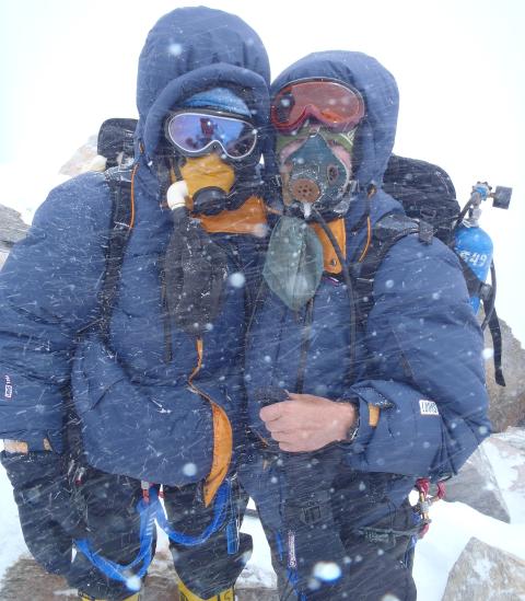 F�RSTE EKTEPAR UT: �yvin Thon og Brit Volden er i tillegg til � v�re de f�rste nordmennene, ogs� det f�rste ekteparet til � n� toppen av verdens sjuende h�yeste fjell. Foto: Privat