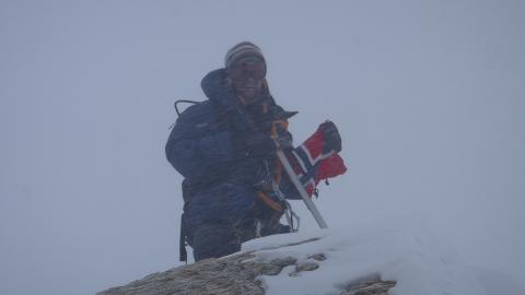 P� TOPPEN: Stian Voldmo p� toppen av Dhaulagiri. Foto: �yvin Thon