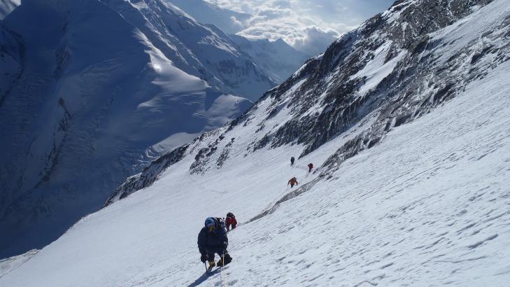 FLOTT UTSIKET: Dhaulagiti beskrives som sv�rt utfordrende med bratte fjell og �pent landskap. Her er den norske ekspedisjonen p� vei opp. - Utsikten er mektig og man f�r god tid til � nye den, sier Brit Volden. Foto: Rune Snaprud
