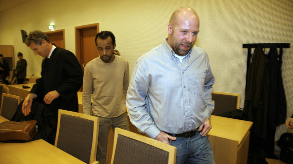 DOMMEN FALT I DAG: Ambulansesj�f�r Erik Schjenken (f�rst i bildet) stevnet Dagbladet for retten fordi han mener avisas dekning av den s�kalte ambulansesaken har v�rt belastende for ham. I dag falt dommen i Borgarting Lagmannsrett, hvor Scjenken vant fram. Foto:Steinar Buholm / Dagbladet