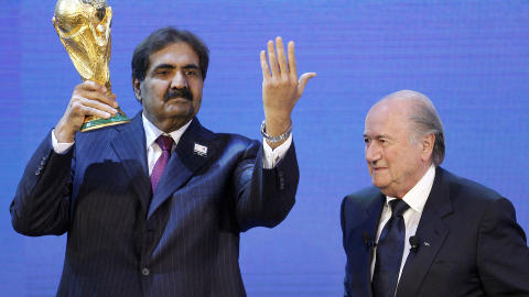 SKITTENT SPILL? Emir Sjeik Hamad bin Khalifa al Thani (t.v.) og en noe betenkt Sepp Blatter etter tildelinga. Foto: Reuters/Christian Hartmann/Scanpix