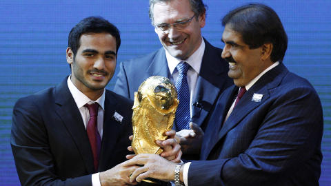 KJ�PT? Qatars representanter med VM-trofeet og FIFA-generalsekret�r Jerome Valcke. Tyskeren har senere i en privat e-post hevdet at mesterskapet var kj�pt og betalt. Foto: Reuters/Christian Hartmann/Scanpix