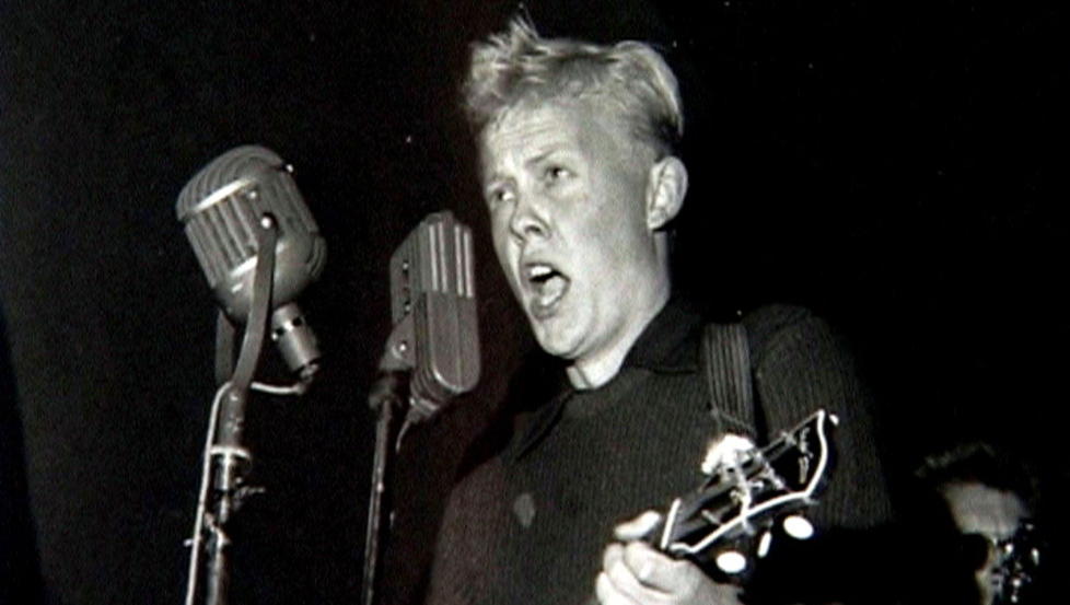 Rocke-Pelle: Pussycats, Erik Bye, Rocke-Pelle, Beatnicks, Roald Stensby og Saft burde v�rt nominert til Rockheim Hall of Fame, mener forfatteren. Bildet viser Per Harald Hartvig, bedre kjent som Rocke-Pelle, under en konsert p� 1950-tallet. Foto: NRK