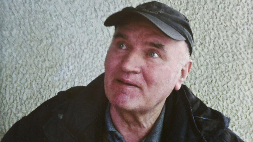 STILLES ANSVARLIG: Krigsforbrytertiltale Ratko Mladic vil bli stilt for retten i Haag for f�rste gang fredag formiddag klokken 10. Foto: AP Photo/Politika Newspaper/SCANPIX