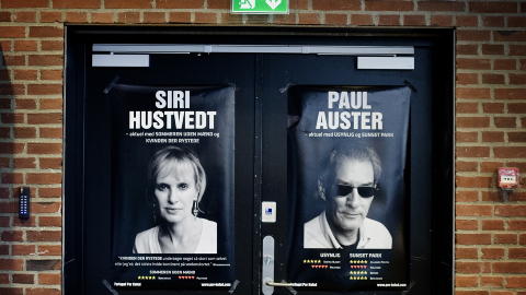 Rock'n roll: Stemningen og plakatene minner om en rockekonsert, men ekteparet Hustvedt og Auster driver h�ytlesning for voksne.