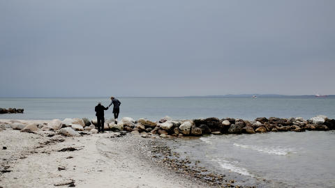 Litter�r luksus: Ekteparet har trukket fulle hus rundt i Europa. I Helsing�r rusler de en tur langs de steinete strendene, langt unna hjemmet i Brooklyn, New York.