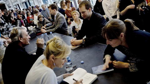 Signingsferd: Flere hundre mennesker sto i k� for � f� b�kene sine signert i kulturhuset i Helsing�r. Til vanlig er tilv�relsen til Auster og Hustvedt stillheten sj�l. - Vi lever som to gamle mennesker, sier Siri Hustvedt.