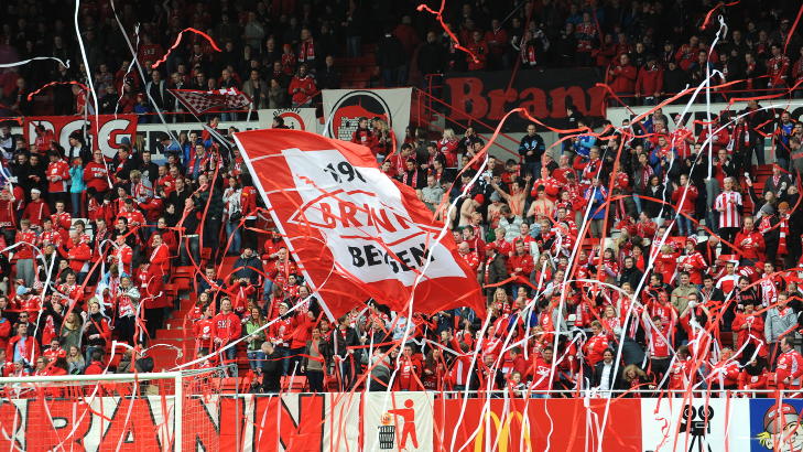 STEMMER OG STEMMER: Brann-fansen tapte cupfinalen mot AaFK, men kan vinne Klubben i mitt hjerte.
Foto: Marit Hommedal / Scanpix