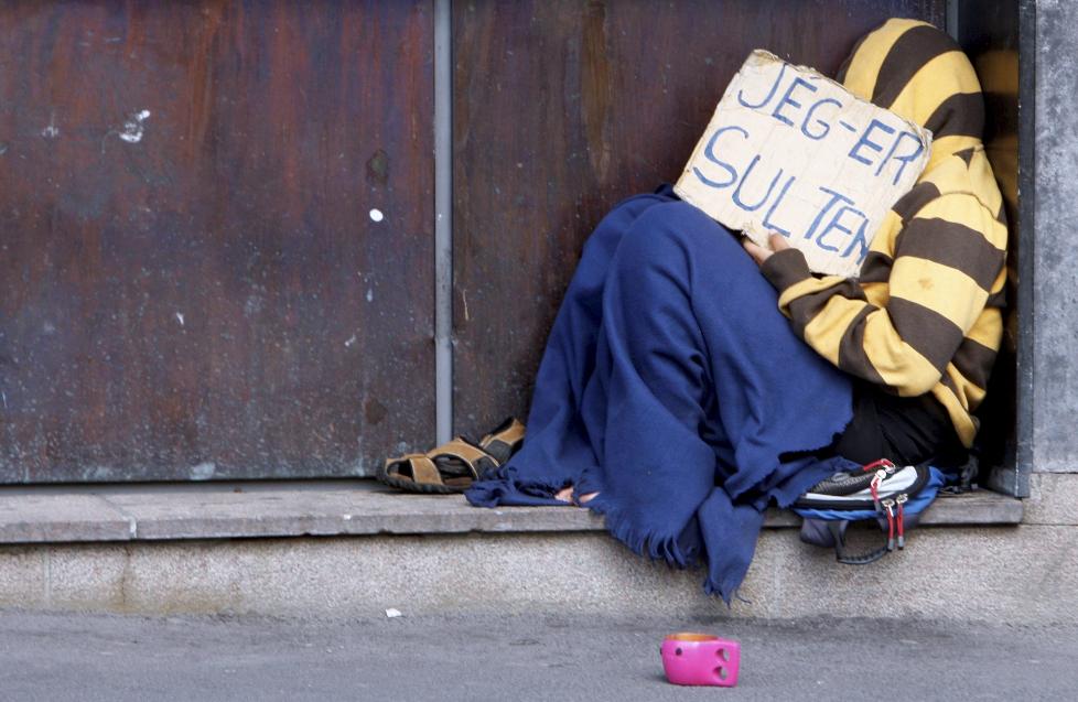 UTRADISJONELL: Asker-tiggeren dro fram en betalingsterminal da han skulle overtale en kvinne til � gi fra seg noen sm�kroner. 
Foto: Morten Holm / SCANPIX