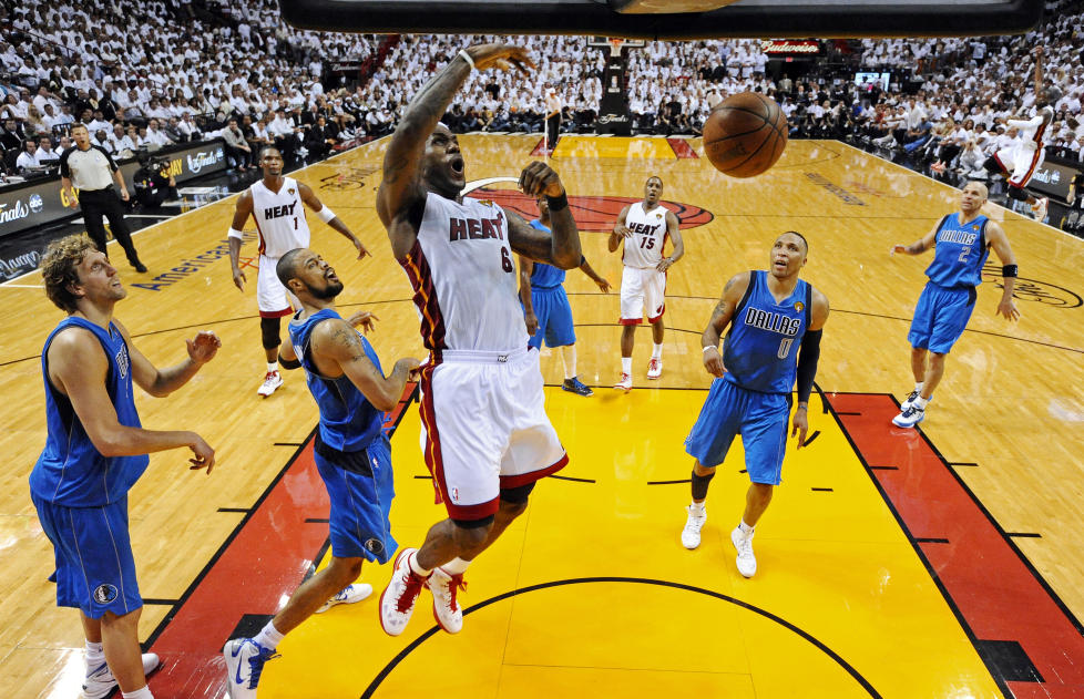 24 POENG: Miami Heat's LeBron James kan dunke, her setter han to poeng i den f�rste NBA-finalen. Foto. AP/Larry W. Smith